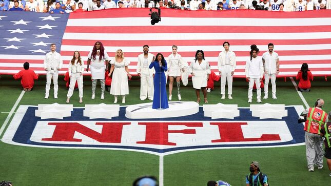 Der Country-Künstler Mickey Guyton spielt die Nationalhymne vor dem Super Bowl 56 im Jahr 2022. 